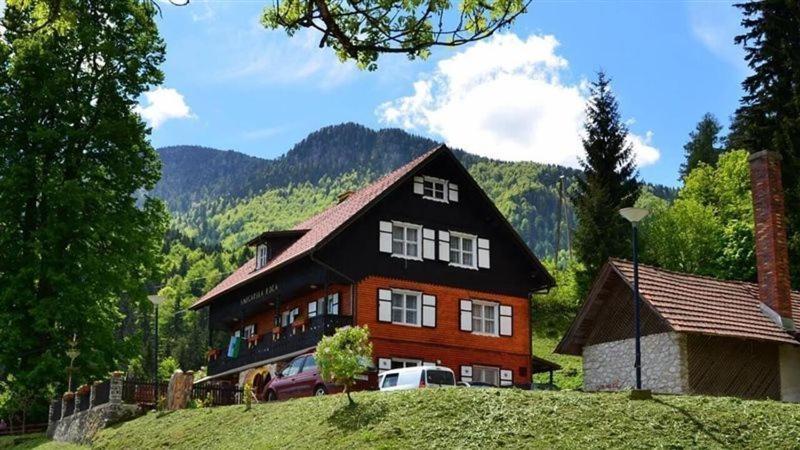 Bed and Breakfast Smucarska Koca Kotlje Exterior foto