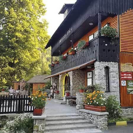 Bed and Breakfast Smucarska Koca Kotlje Exterior foto